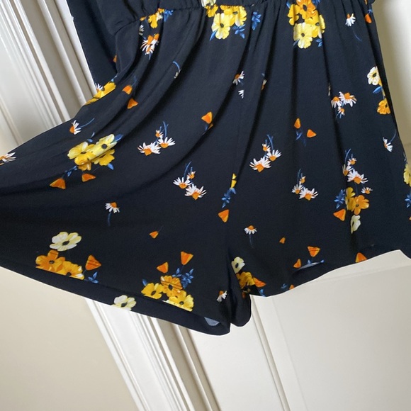 🍁 Divided size 6 Romper Black with Floral Print Long Sleeve - Picture 3 of 4